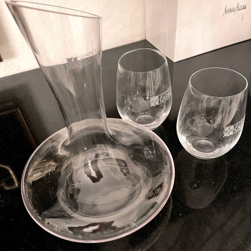 Seminole Casino Coconut Creek crystal Wine Decanter with 2 Glasses BRAND NEW